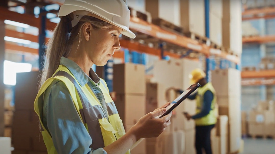 Mujer trabajando con equipamiento de construcción